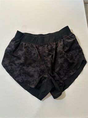 CRZ YOGA Women's Black & Charcoal Patterned Athletic Shorts